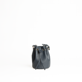 Borsa secchiello mini in morbida pelle martellata colore blu navy con tracolla regolabile Aut Aut Studio - vista frontale