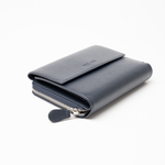 Portafoglio in pelle saffiano colore blu navy artigianale donna protezione RFID Aut Aut Studio – vista laterale