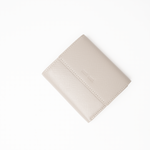 Portafoglio in pelle saffiano colore avorio artigianale donna protezione RFID Aut Aut Studio – vista frontale