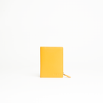 Tasconcino porta carte in pelle liscia colore giallo senape Aut Aut Studio – vista frontale
