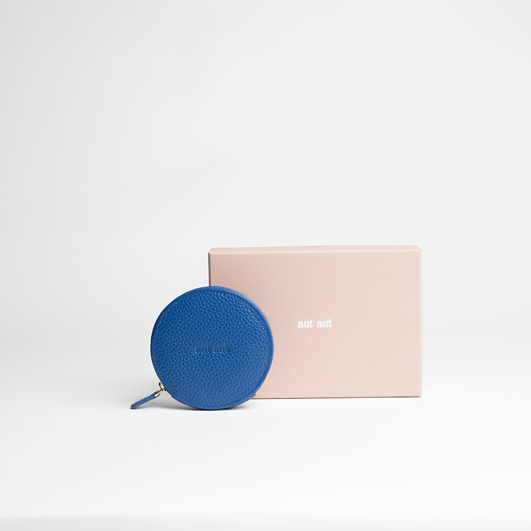 Portamonete tondo in pelle martellata colore blu elettrico artigianale Aut Aut Studio – vista frontale