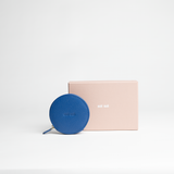 Portamonete tondo in pelle martellata colore blu elettrico artigianale Aut Aut Studio – vista frontale