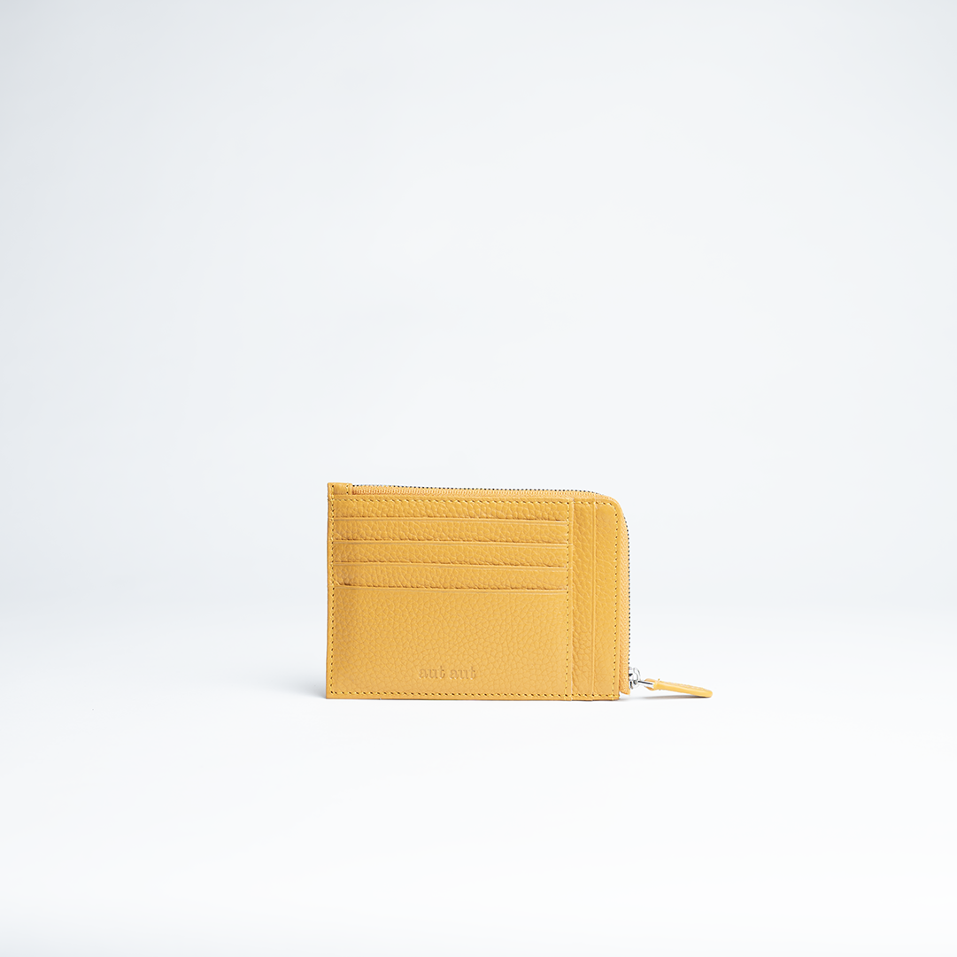 Porta carte in pelle martellata colore senape artigianale Aut Aut Studio – vista frontale
