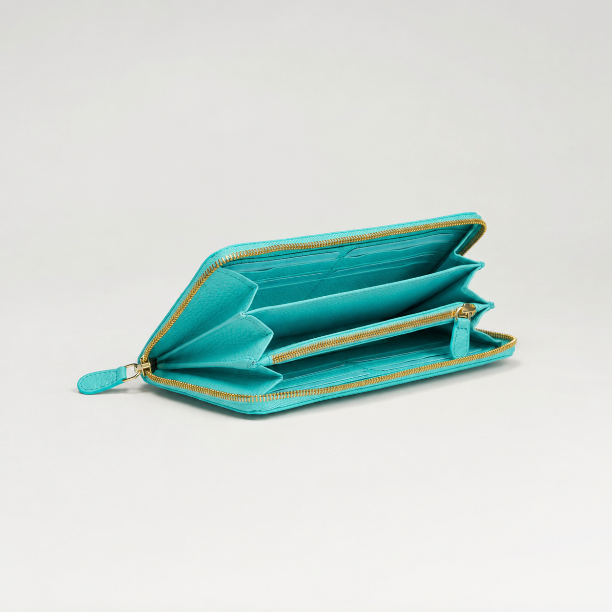 Portafoglio maxi zip around in pelle martellata colore azzurro acqua artigianale Aut Aut Studio – vista interna