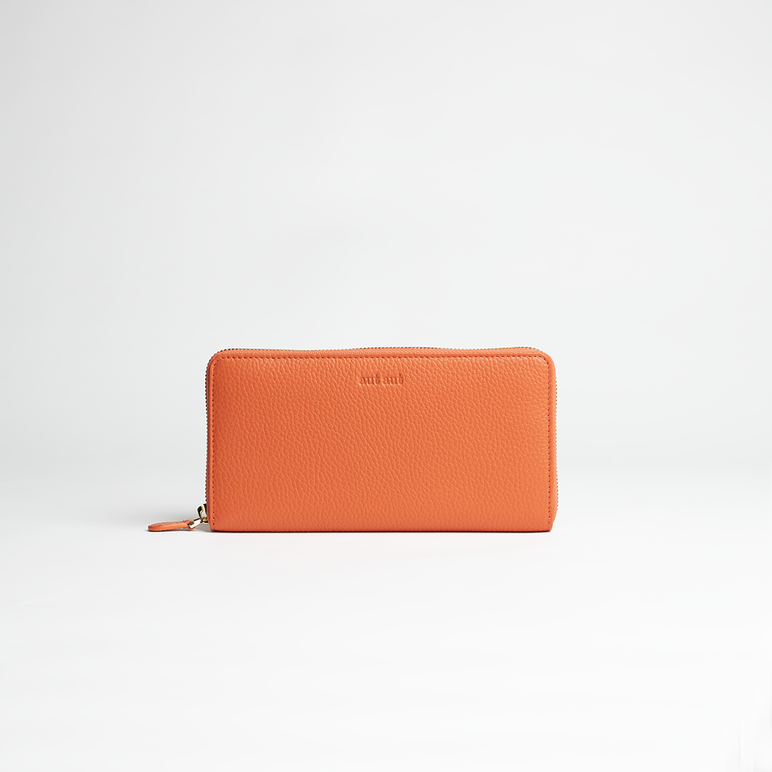 Portafoglio maxi zip around in pelle martellata colore arancio artigianale Aut Aut Studio – vista frontale