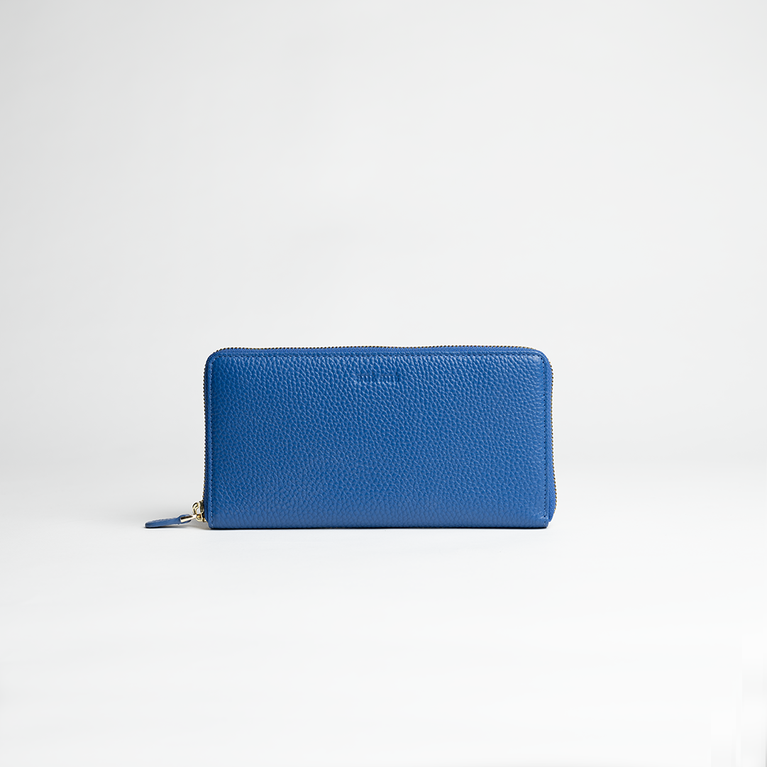 Portafoglio maxi zip around in pelle martellata colore blu elettrico artigianale Aut Aut Studio – vista frontale