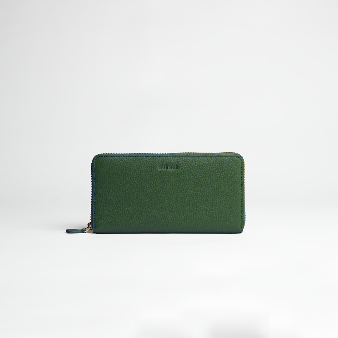 Portafoglio maxi zip around in pelle martellata colore verde bosco artigianale Aut Aut Studio – vista frontale