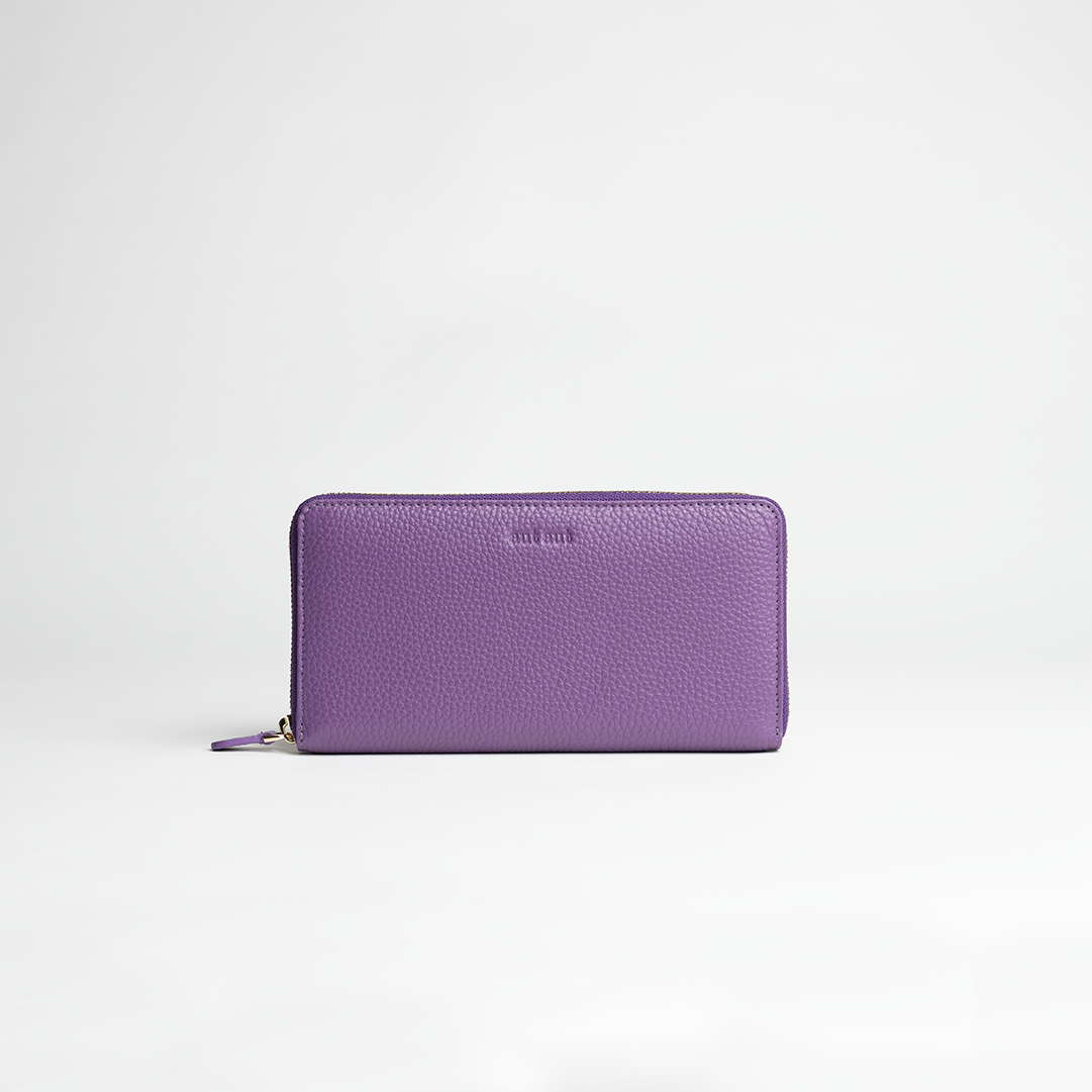 Portafoglio maxi zip around in pelle martellata colore viola artigianale Aut Aut Studio – vista frontale