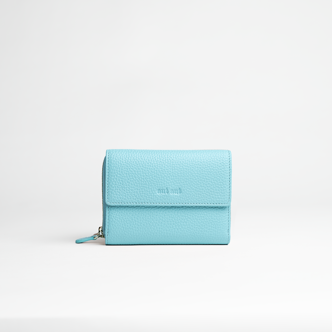 Portafoglio midi in pelle martellata colore azzurro acqua artigianale Aut Aut Studio – vista frontale