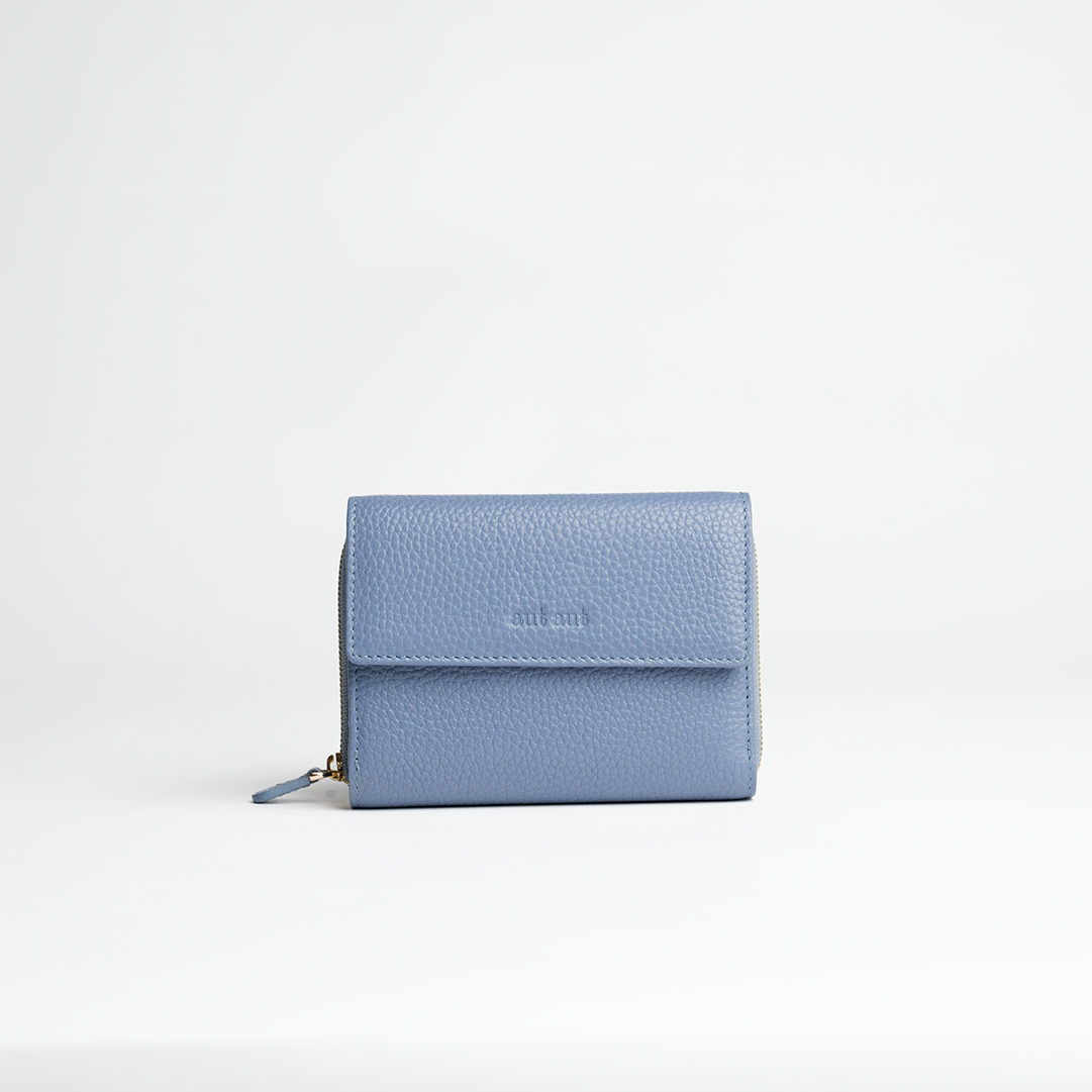 Portafoglio midi in pelle martellata colore azzurro glicine artigianale Aut Aut Studio – vista frontale