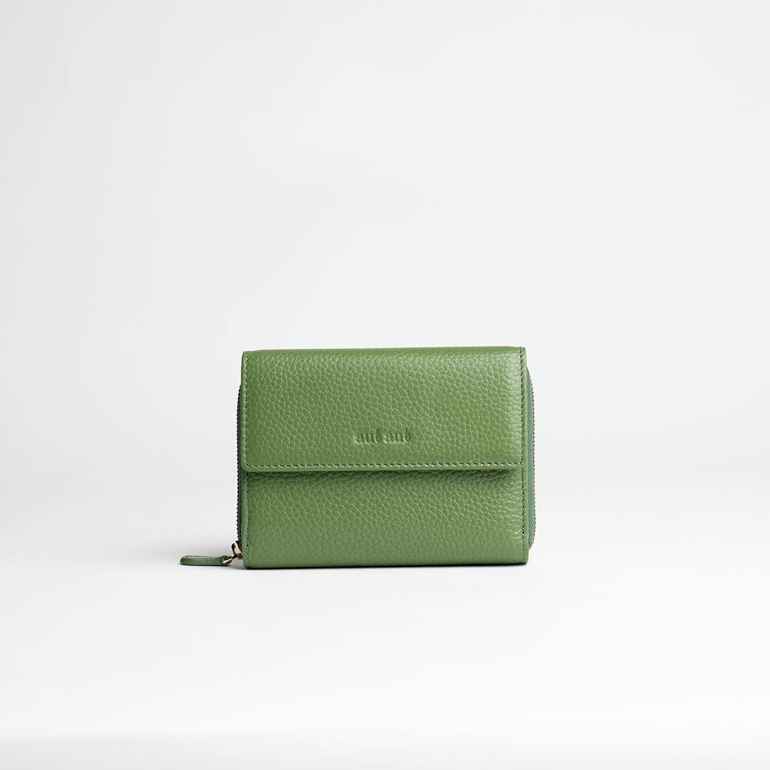 Portafoglio midi in pelle martellata colore verde salvia artigianale Aut Aut Studio – vista frontale