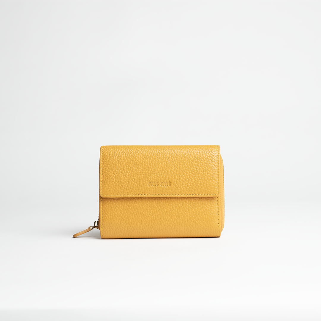 Portafoglio midi in pelle martellata colore giallo senape artigianale Aut Aut Studio – vista frontale