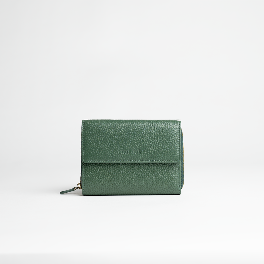 Portafoglio midi in pelle martellata colore verde bosco artigianale Aut Aut Studio – vista frontale