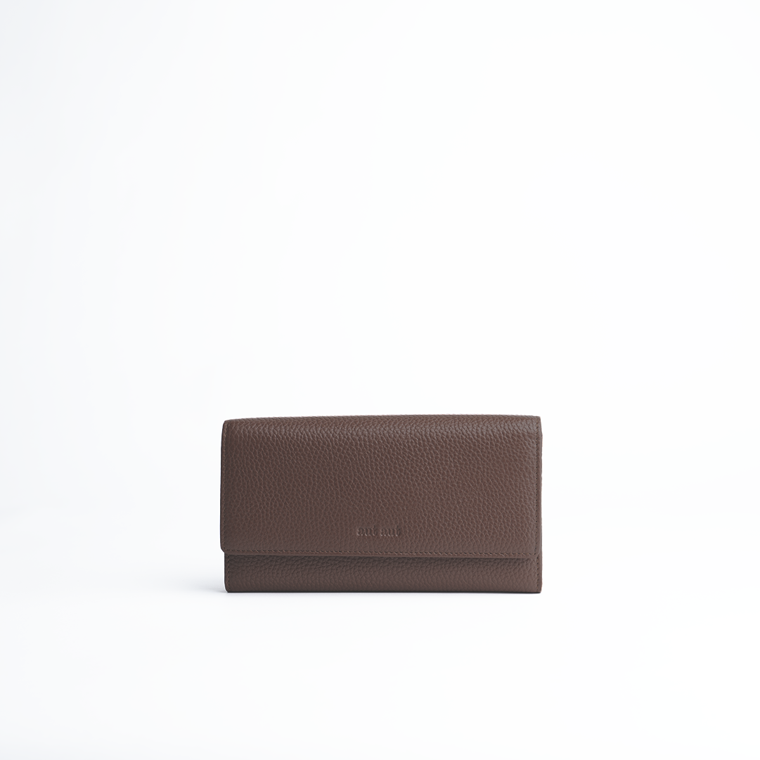 Portafoglio in pelle martellata colore marrone cioccolato artigianale Aut Aut Studio – vista frontale