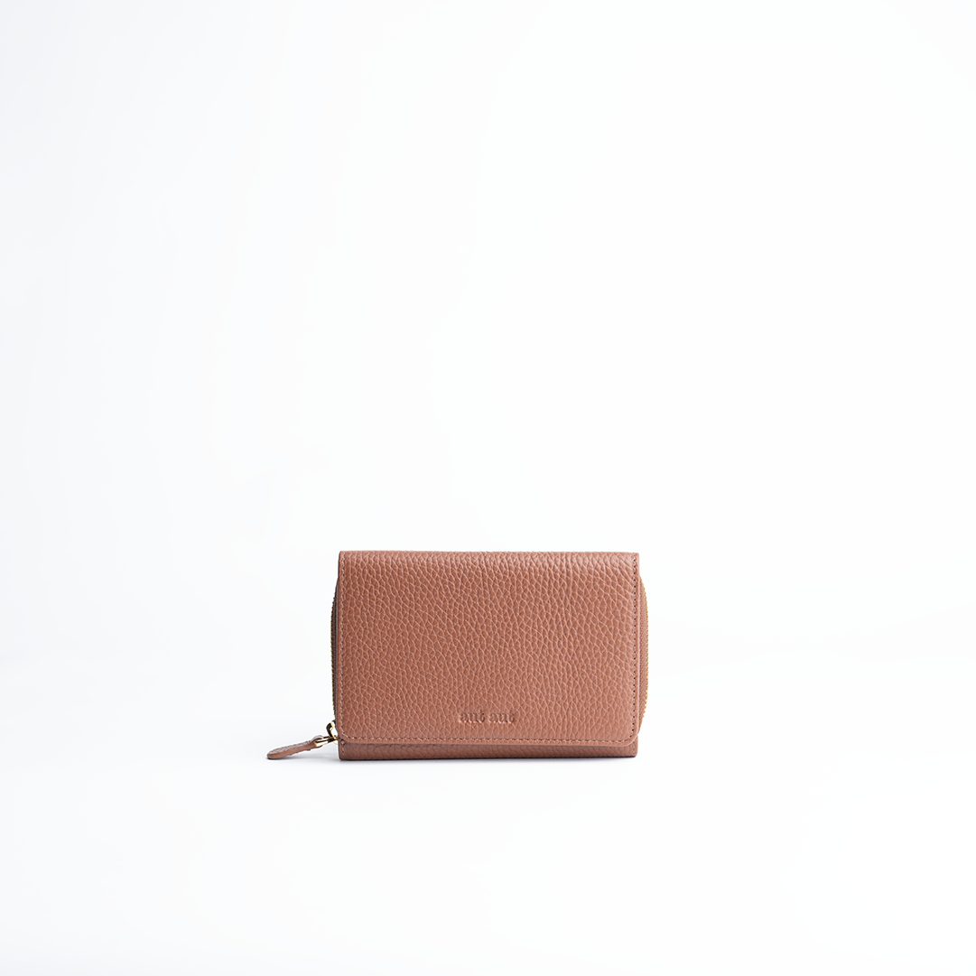 Portafoglio midi in pelle martellata colore camel artigianale Aut Aut Studio – vista frontale