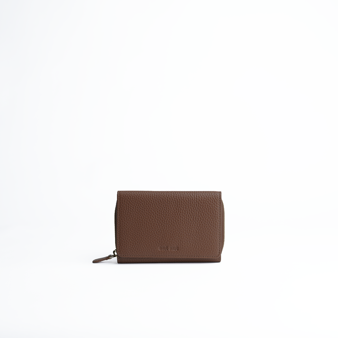 Portafoglio midi in pelle martellata colore cioccolato artigianale Aut Aut Studio – vista frontale