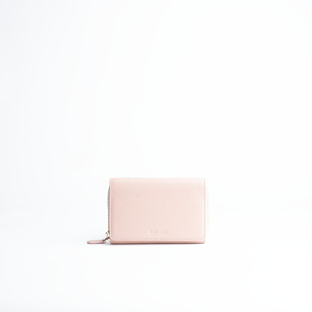 Portafoglio midi in pelle martellata colore rosa cipria artigianale Aut Aut Studio – vista frontale