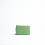 Portafoglio midi in pelle martellata colore verde salvia artigianale Aut Aut Studio – vista frontale