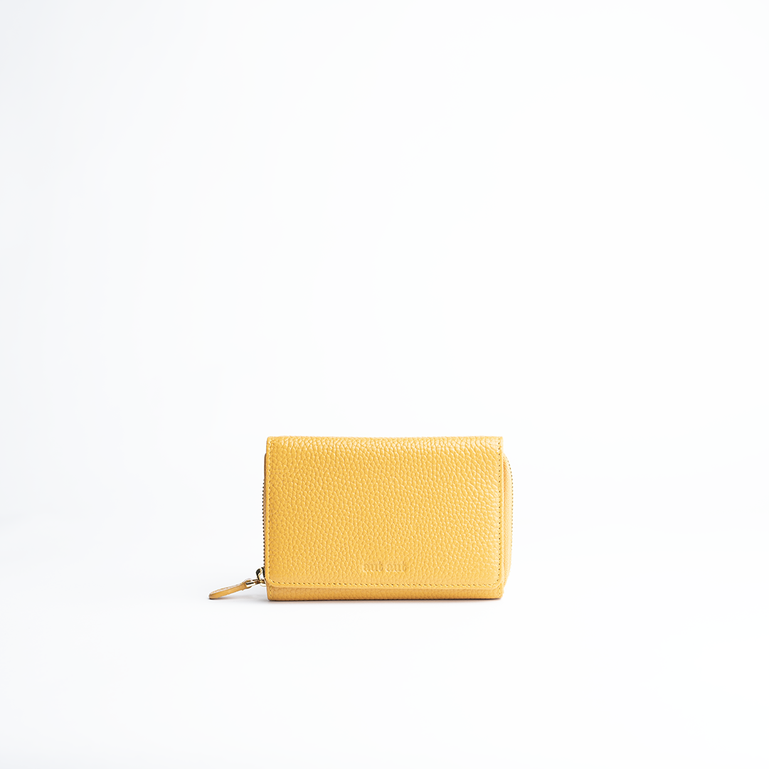 Portafoglio midi in pelle martellata colore giallo senape artigianale Aut Aut Studio – vista frontale