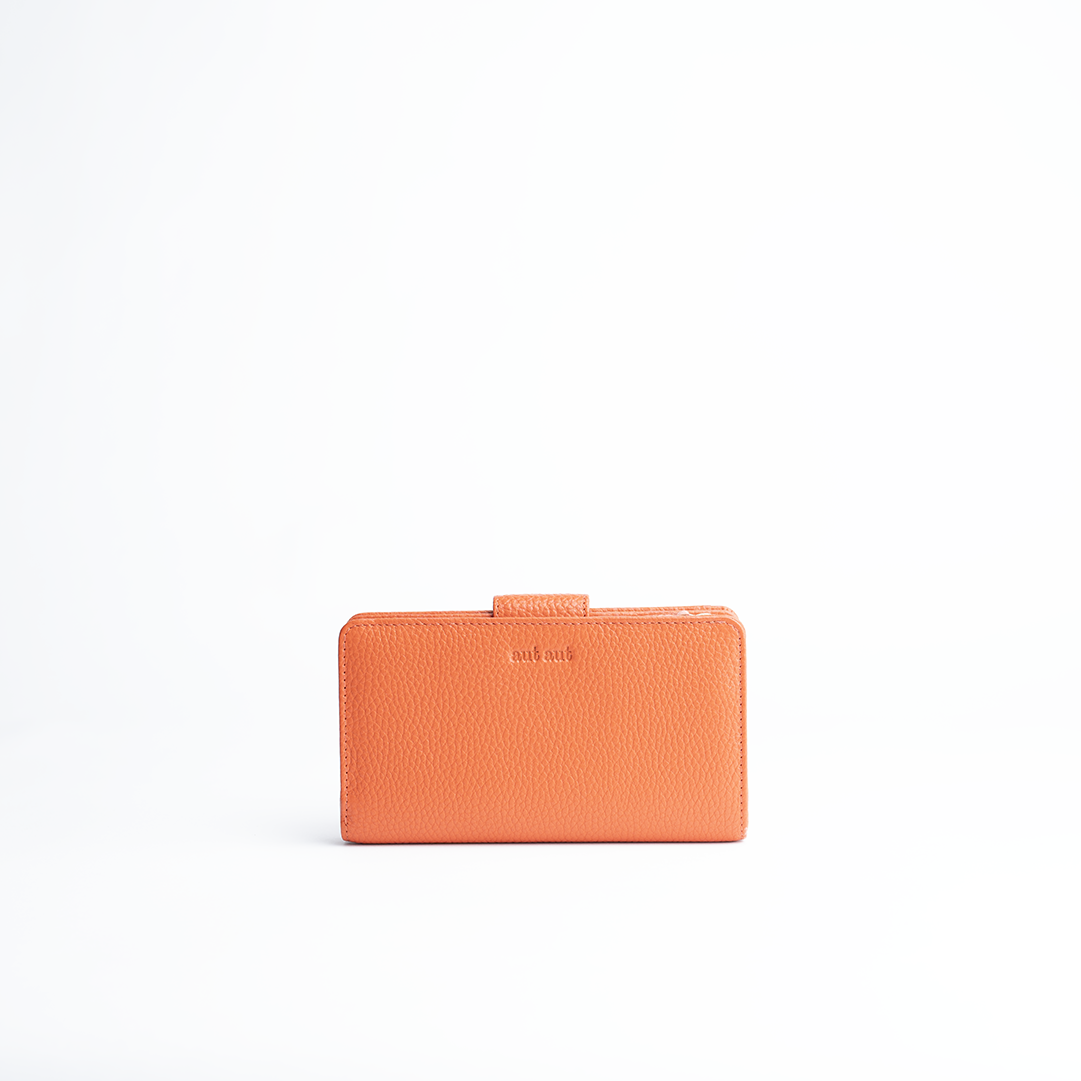 Portafoglio midi in pelle martellata colore arancio artigianale Aut Aut Studio – vista frontale