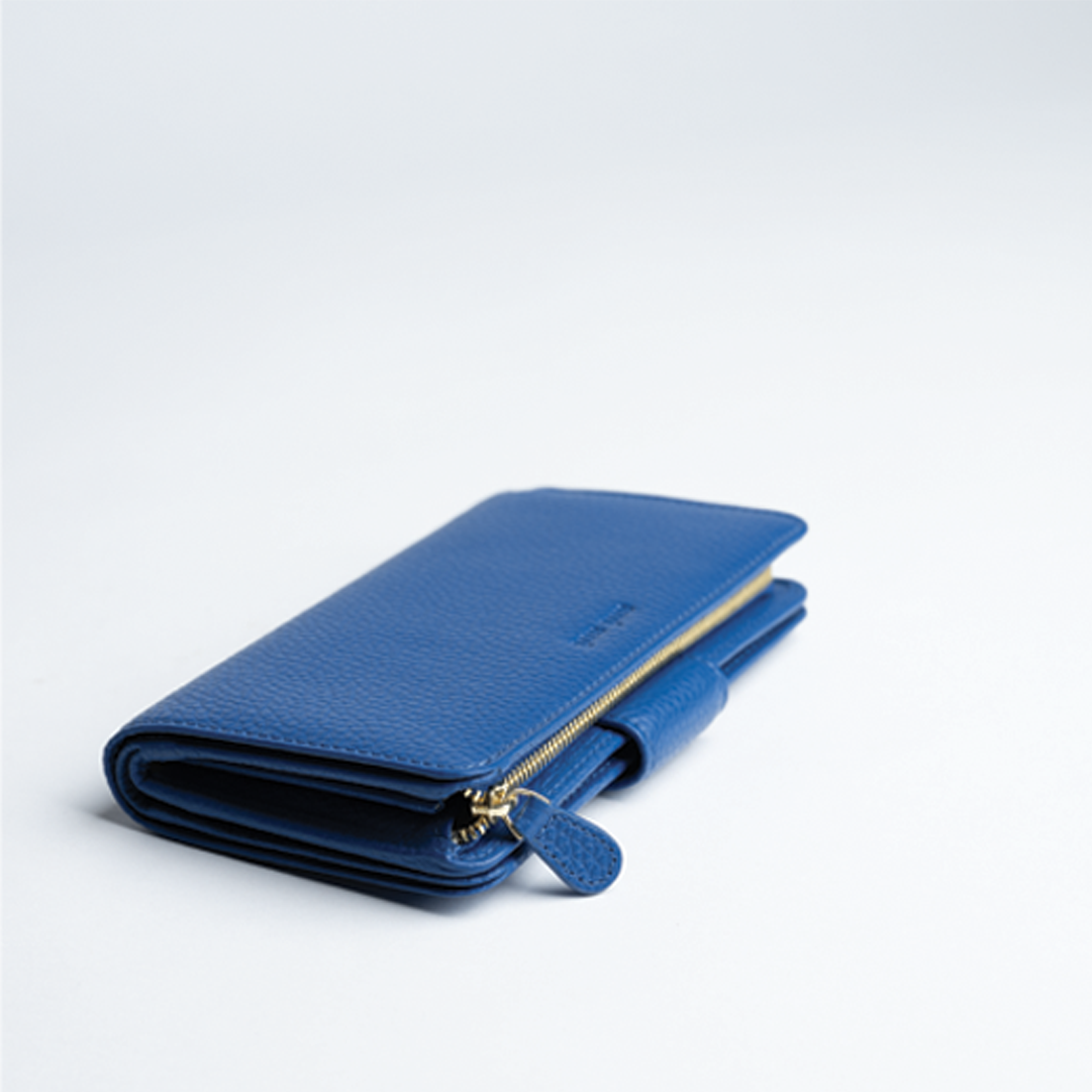 Portafoglio midi in pelle martellata colore blu elettrico artigianale Aut Aut Studio – vista laterale