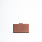 Portafoglio midi in pelle martellata colore camel artigianale Aut Aut Studio – vista frontale
