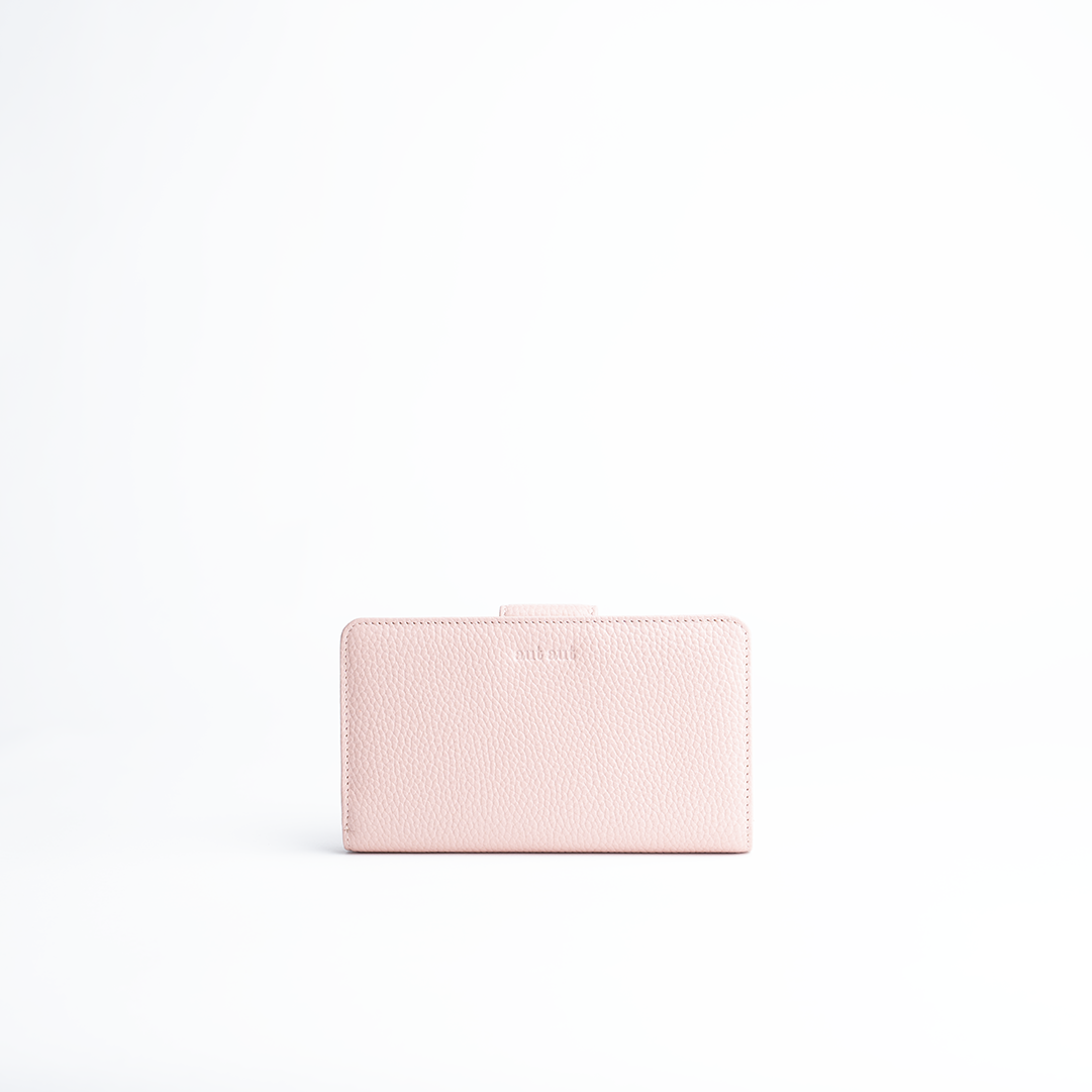 Portafoglio midi in pelle martellata colore rosa cipria artigianale Aut Aut Studio – vista frontale