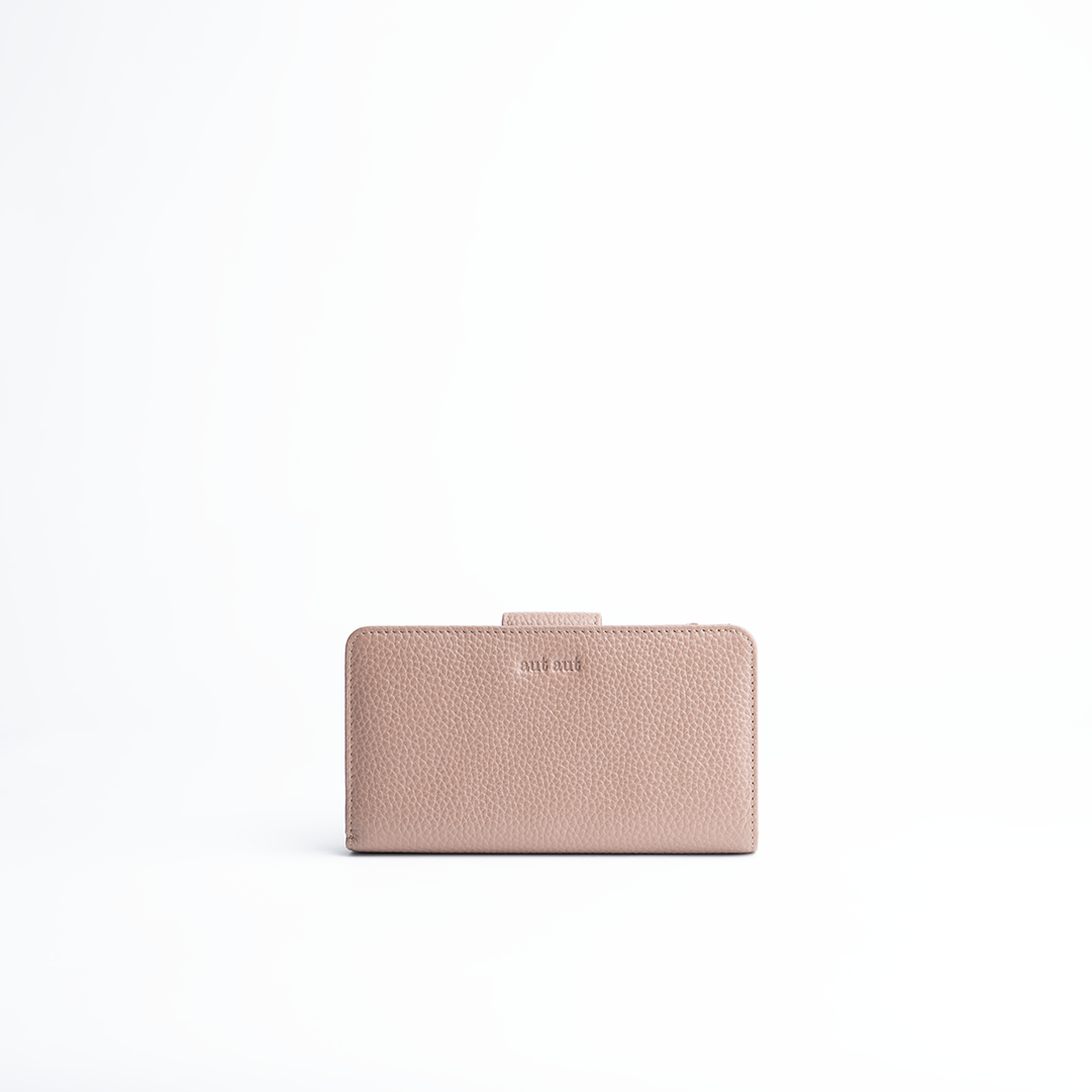 Portafoglio midi in pelle martellata colore latte taupe artigianale Aut Aut Studio – vista frontale