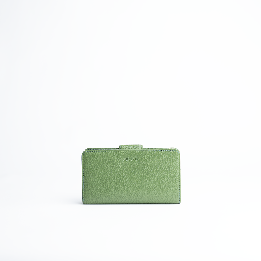 Portafoglio midi in pelle martellata colore verde salvia artigianale Aut Aut Studio – vista frontale