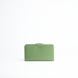 Portafoglio midi in pelle martellata colore verde salvia artigianale Aut Aut Studio – vista frontale
