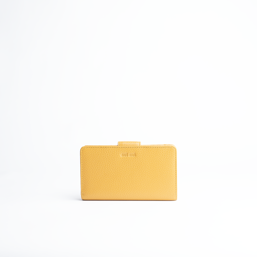 Portafoglio midi in pelle martellata colore giallo senape artigianale Aut Aut Studio – vista frontale
