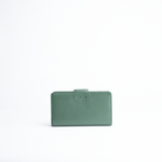 Portafoglio midi in pelle martellata colore verde artigianale Aut Aut Studio – vista frontale