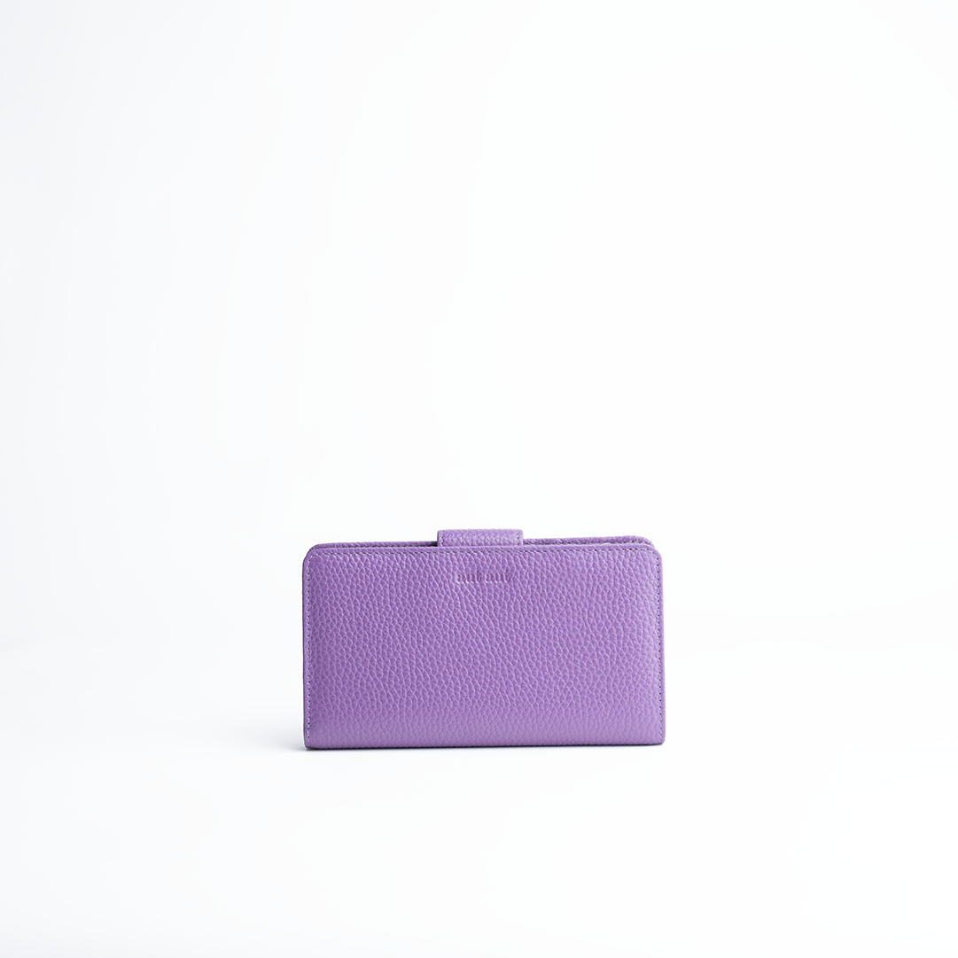 Portafoglio midi in pelle martellata colore viola artigianale Aut Aut Studio – vista frontale