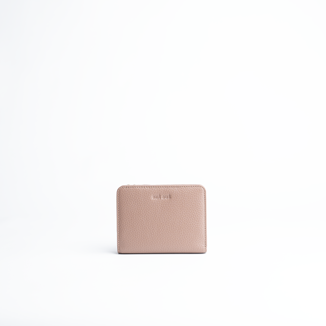 Portafoglio mini in pelle martellata colore latte artigianale Aut Aut Studio – vista frontale