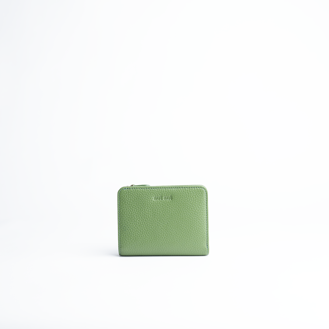 Portafoglio mini in pelle martellata colore verde salvia artigianale Aut Aut Studio – vista frontale