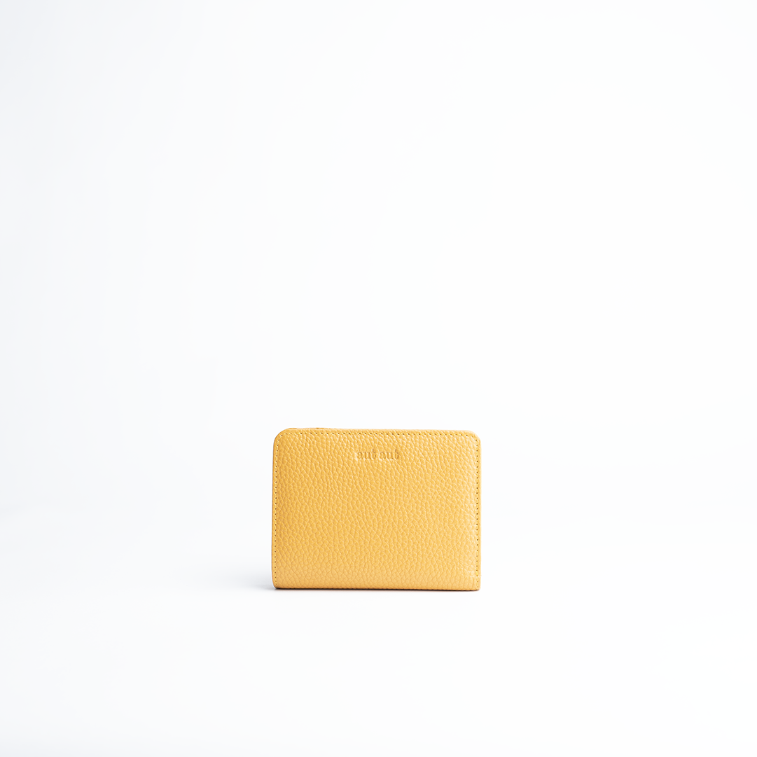 Portafoglio mini in pelle martellata colore giallo senape artigianale Aut Aut Studio – vista frontale