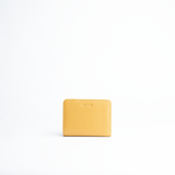 Portafoglio mini in pelle martellata colore giallo senape artigianale Aut Aut Studio – vista frontale