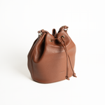 Midi bucket bag in pelle martellata colore camel artigianale Aut Aut Studio – vista laterale