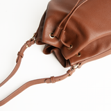 Midi bucket bag in pelle martellata colore camel artigianale Aut Aut Studio – vista dettaglio