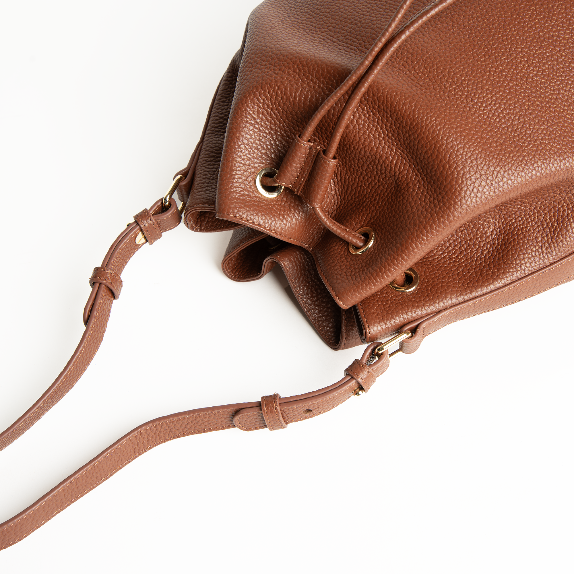 Midi bucket bag in pelle martellata colore camel artigianale Aut Aut Studio – vista dettaglio