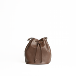 Midi bucket bag in pelle martellata colore marrone cioccolato artigianale Aut Aut Studio – vista frontale