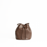Midi bucket bag in pelle martellata colore marrone cioccolato artigianale Aut Aut Studio – vista frontale