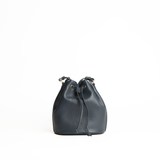 Midi bucket bag in pelle martellata colore blu navy artigianale Aut Aut Studio – vista frontale