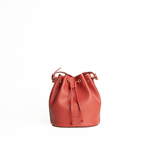 Midi bucket bag in pelle martellata colore rosso artigianale Aut Aut Studio – vista frontale