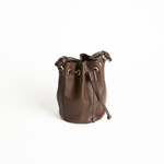 Mini bucket bag in pelle martellata colore marrone cioccolato artigianale Aut Aut Studio – vista laterale