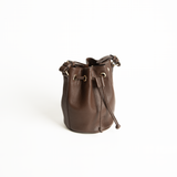 Mini bucket bag in pelle martellata colore marrone cioccolato artigianale Aut Aut Studio – vista laterale