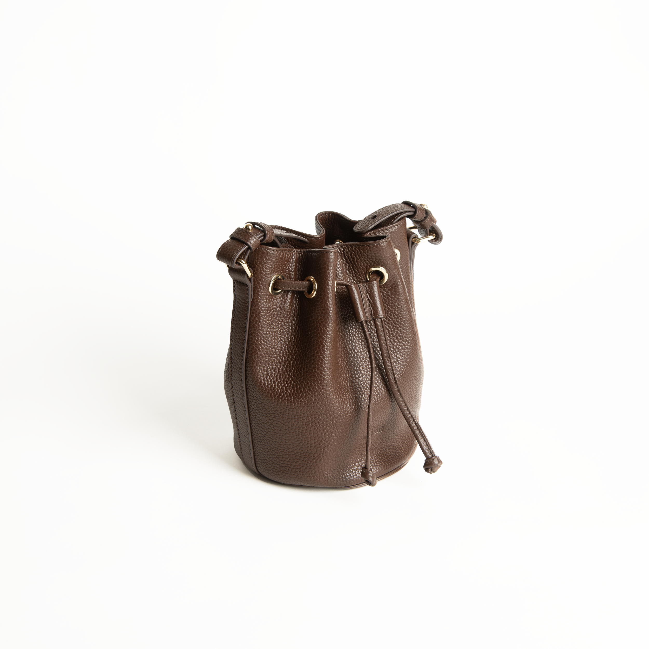 Mini bucket bag in pelle martellata colore marrone cioccolato artigianale Aut Aut Studio – vista laterale