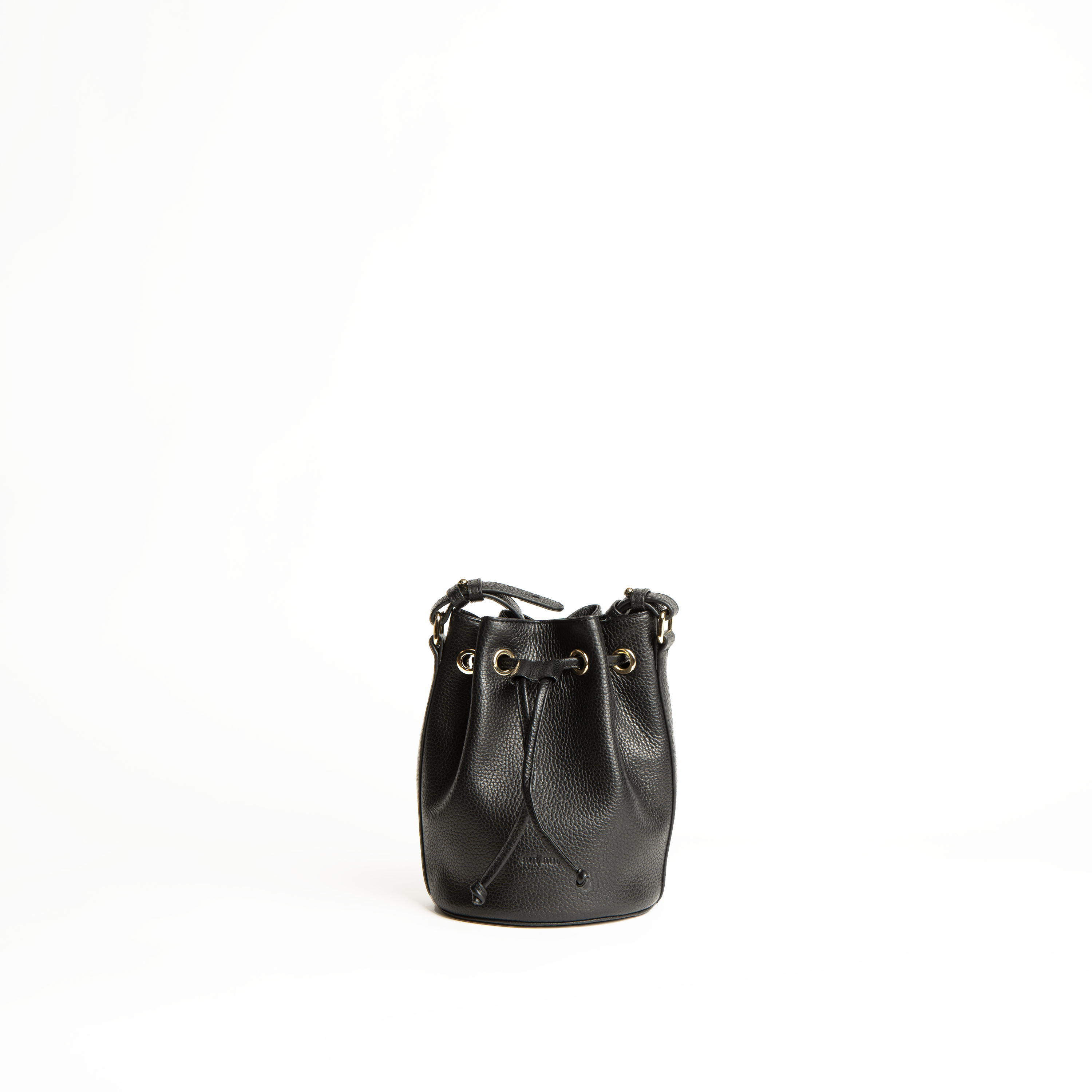 Mini bucket bag in pelle martellata colore nero artigianale Aut Aut Studio – vista frontale