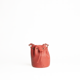 Mini bucket bag in pelle martellata colore rosso artigianale Aut Aut Studio – vista frontale