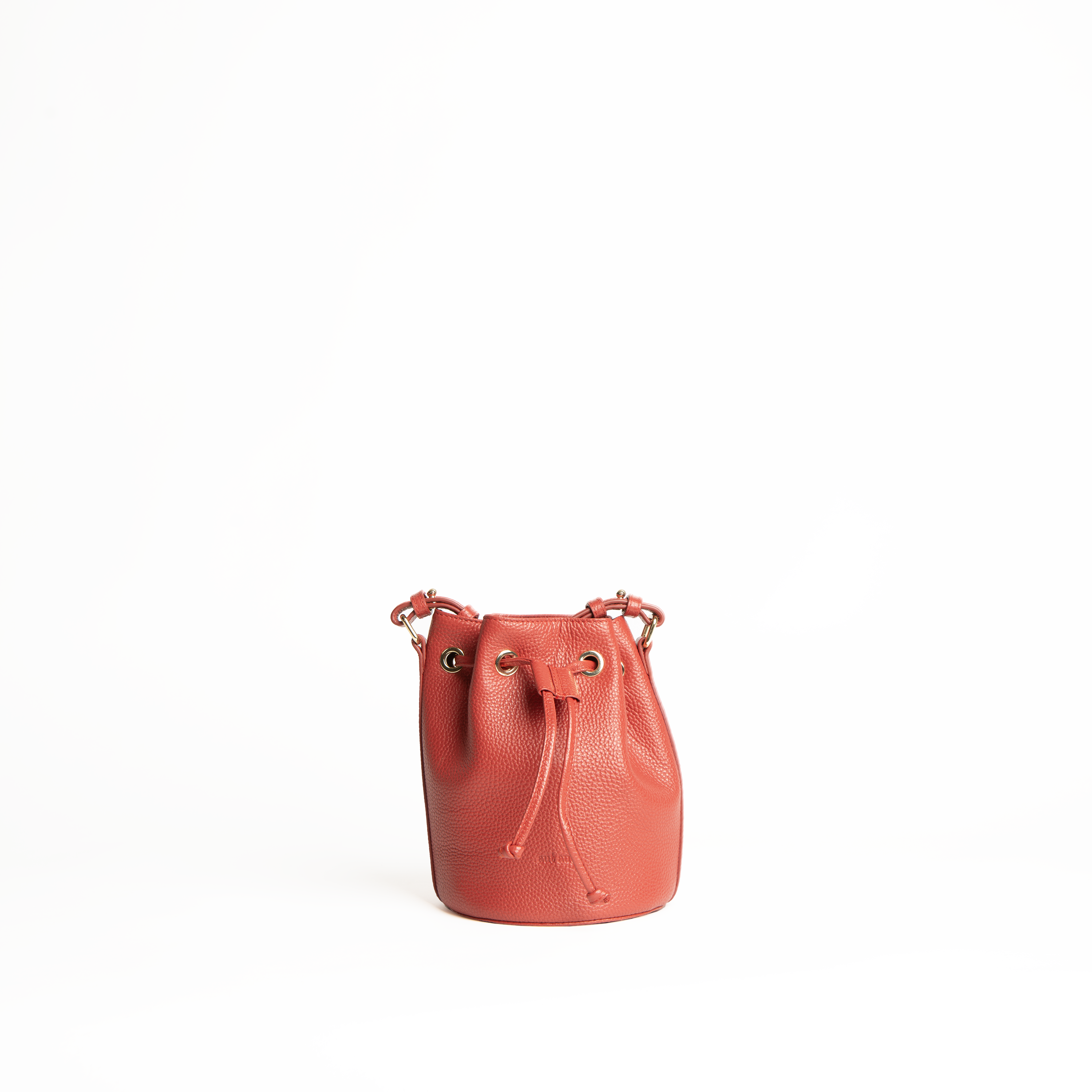 Mini bucket bag in pelle martellata colore rosso artigianale Aut Aut Studio – vista frontale